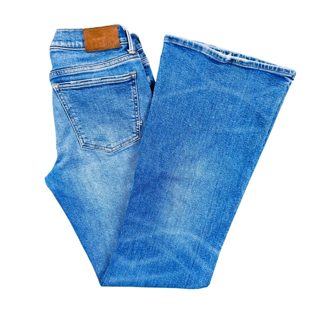 American Eagle AE77 Low-Rise Flare Jeans Womens 6 Med Wash Distressed Blue Y2K